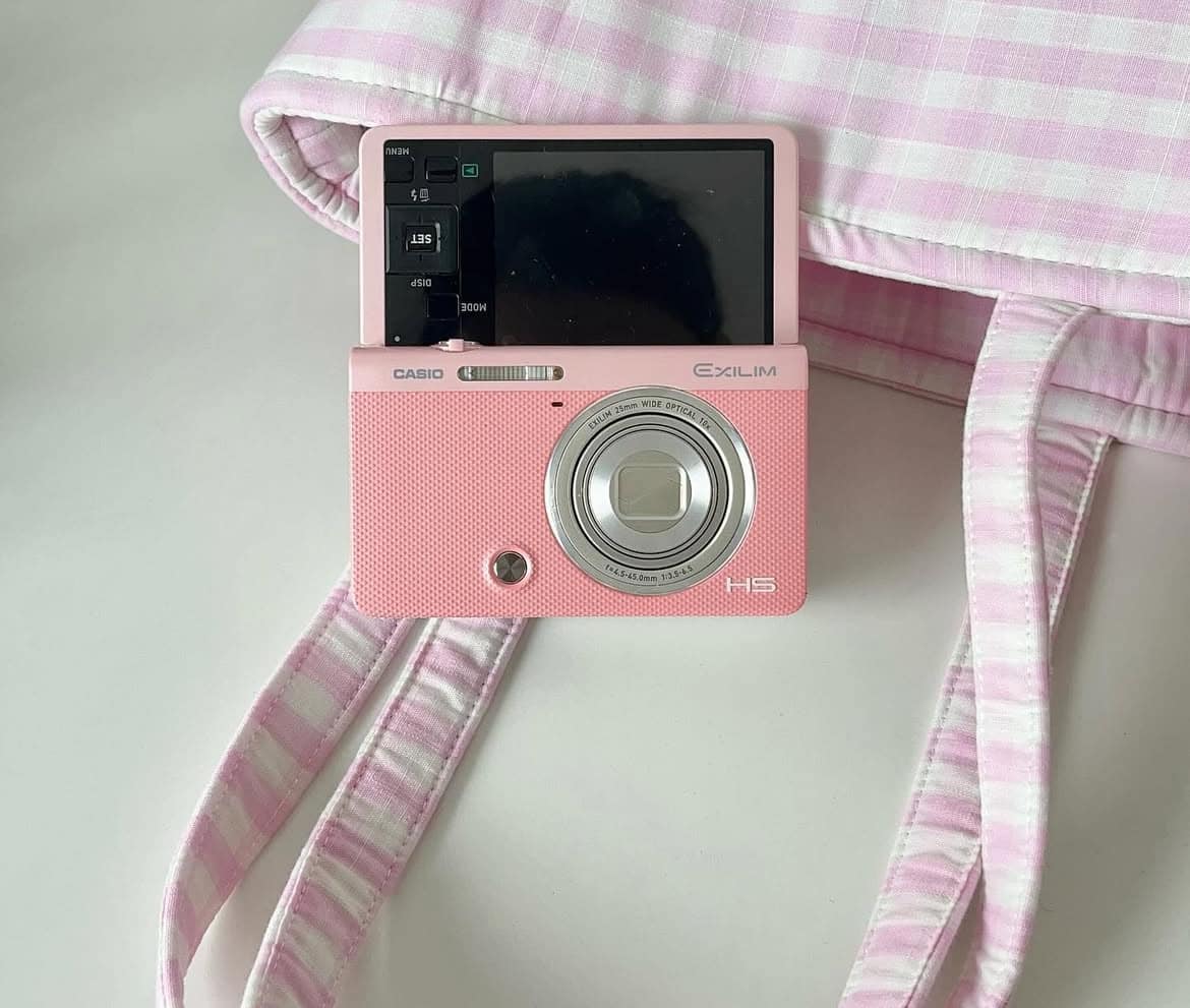 Màn hình xoay lật 180 độ giúp người dùng selfie dễ dàng và chính xác hơn.