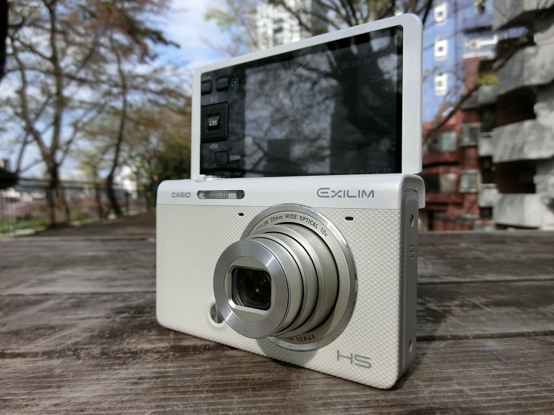 Casio ZR50 sở hữu thiết kế nhỏ gọn, thời trang và dễ thao tác khi chụp selfie.