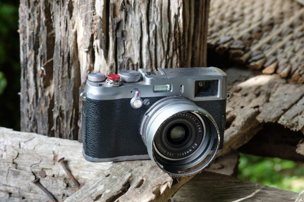 Thiết kế cổ điển của FUJIFILM X100 mang lại cảm giác cầm nắm rất tốt, phù hợp cho những nhiếp ảnh gia yêu thích vẻ ngoài sang trọng.