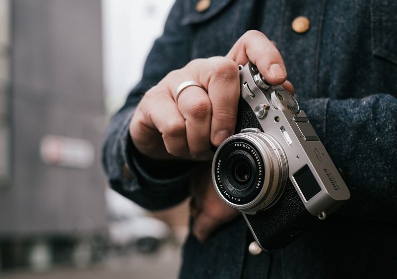 Máy ảnh FUJIFILM X100V cũ với thiết kế nhỏ gọn và cổ điển, thích hợp mang theo trong mọi chuyến đi.