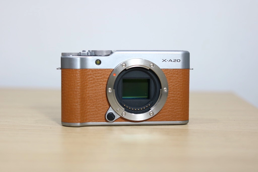 Hình ảnh sản phẩm FUJIFILM XA20 – Thiết kế tinh tế và nhỏ gọn.