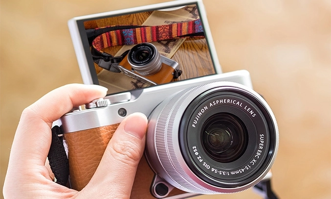 Màn hình LCD xoay 180 độ – Tính năng hữu ích cho việc quay video vlog.