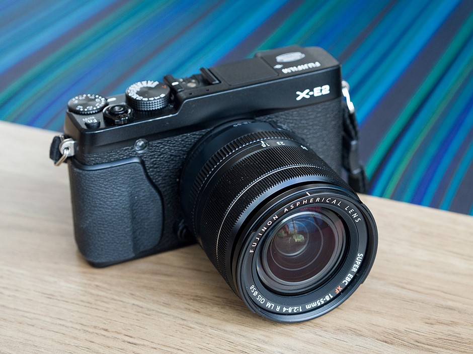 Thiết kế nhỏ gọn của FUJIFILM XE2 với các nút điều khiển cơ học mang lại cảm giác giống như máy ảnh phim cổ điển.