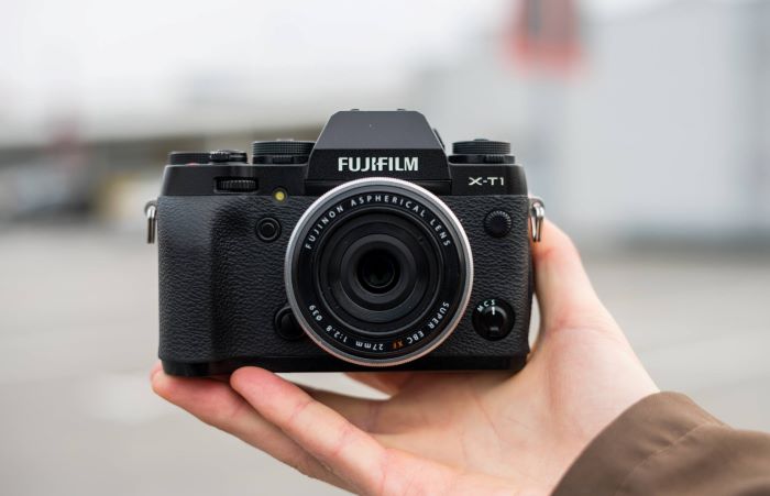 Máy FUJIFILM XT1 (Body) với thiết kế cổ điển và các nút điều khiển analog.
