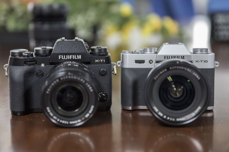 So sánh giữa FUJIFILM XT1 và FUJIFILM XT10, với các nút điều khiển rõ ràng của XT1.