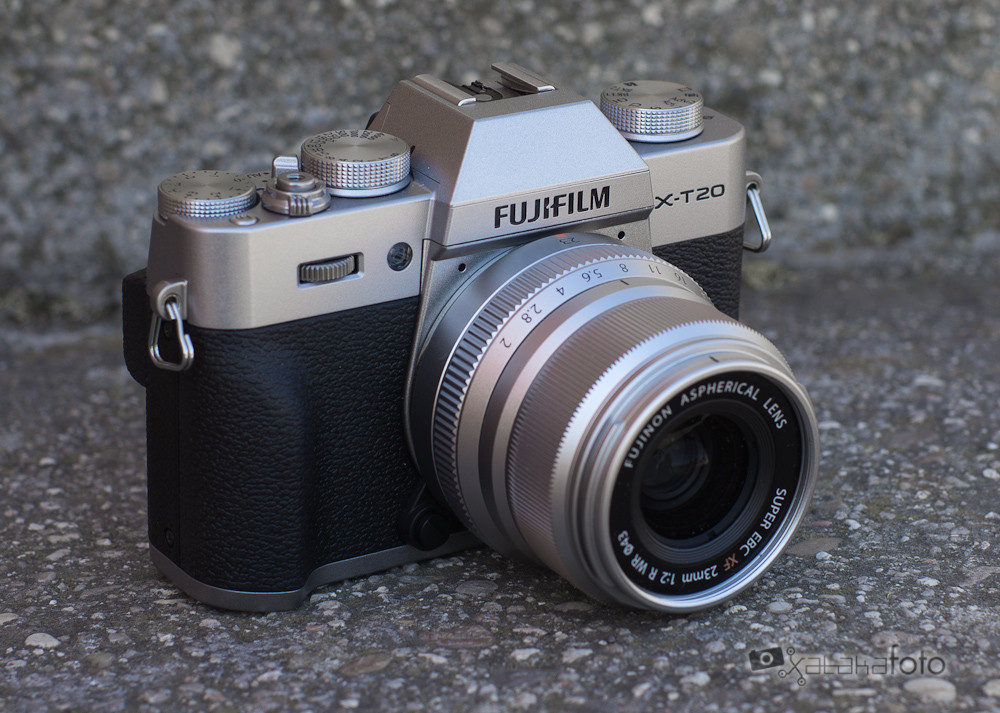 FUJIFILM XT20 nhìn từ góc chéo, thể hiện sự tinh tế trong thiết kế.