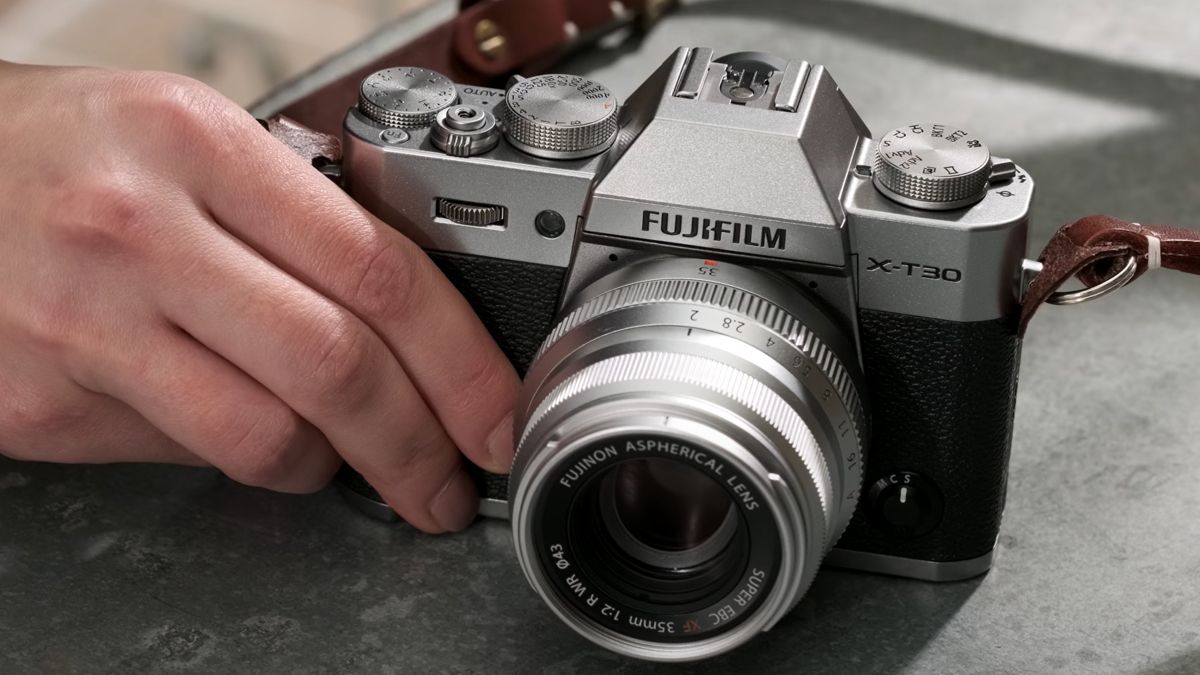 Máy ảnh FUJIFILM XT30 Mark II cũ với thiết kế gọn nhẹ, dễ dàng sử dụng trong mọi hoàn cảnh.