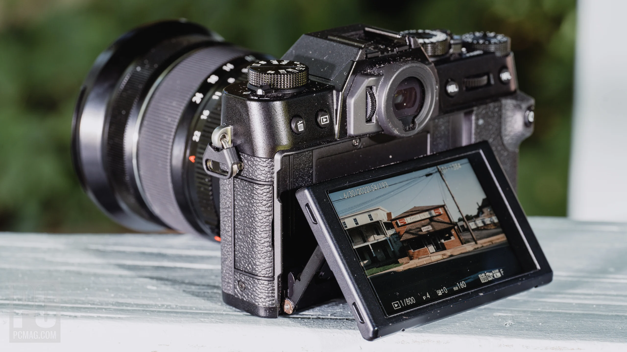 Máy ảnh FUJIFILM XT30 Mark II có màn hình lật, giúp dễ dàng thao tác ở nhiều góc độ.
