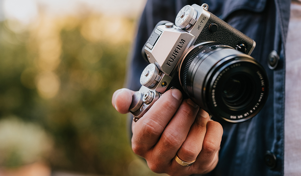 Thiết kế cổ điển và hiện đại của FUJIFILM XT5 mang đến sự hoàn hảo trong mọi tình huống chụp ảnh.