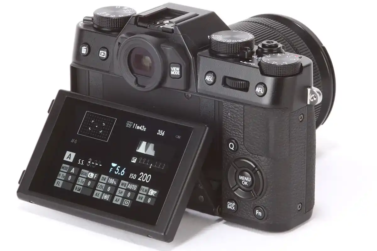 Màn hình LCD của FUJIFILM XT10 – Dễ dàng điều chỉnh góc chụp.