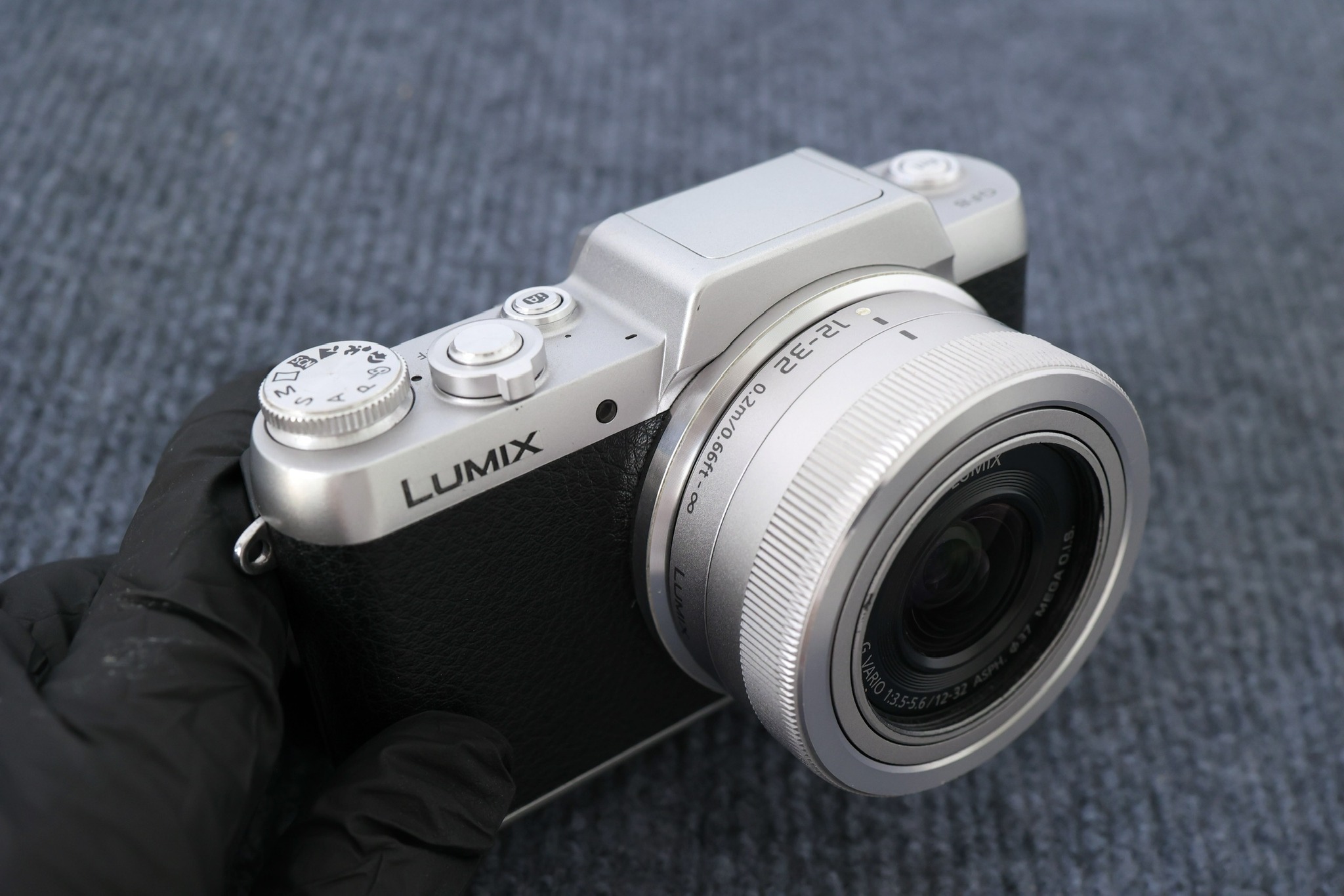 Lumix GF8 sở hữu cảm biến 16MP, cho hình ảnh rõ nét và màu sắc tự nhiên.