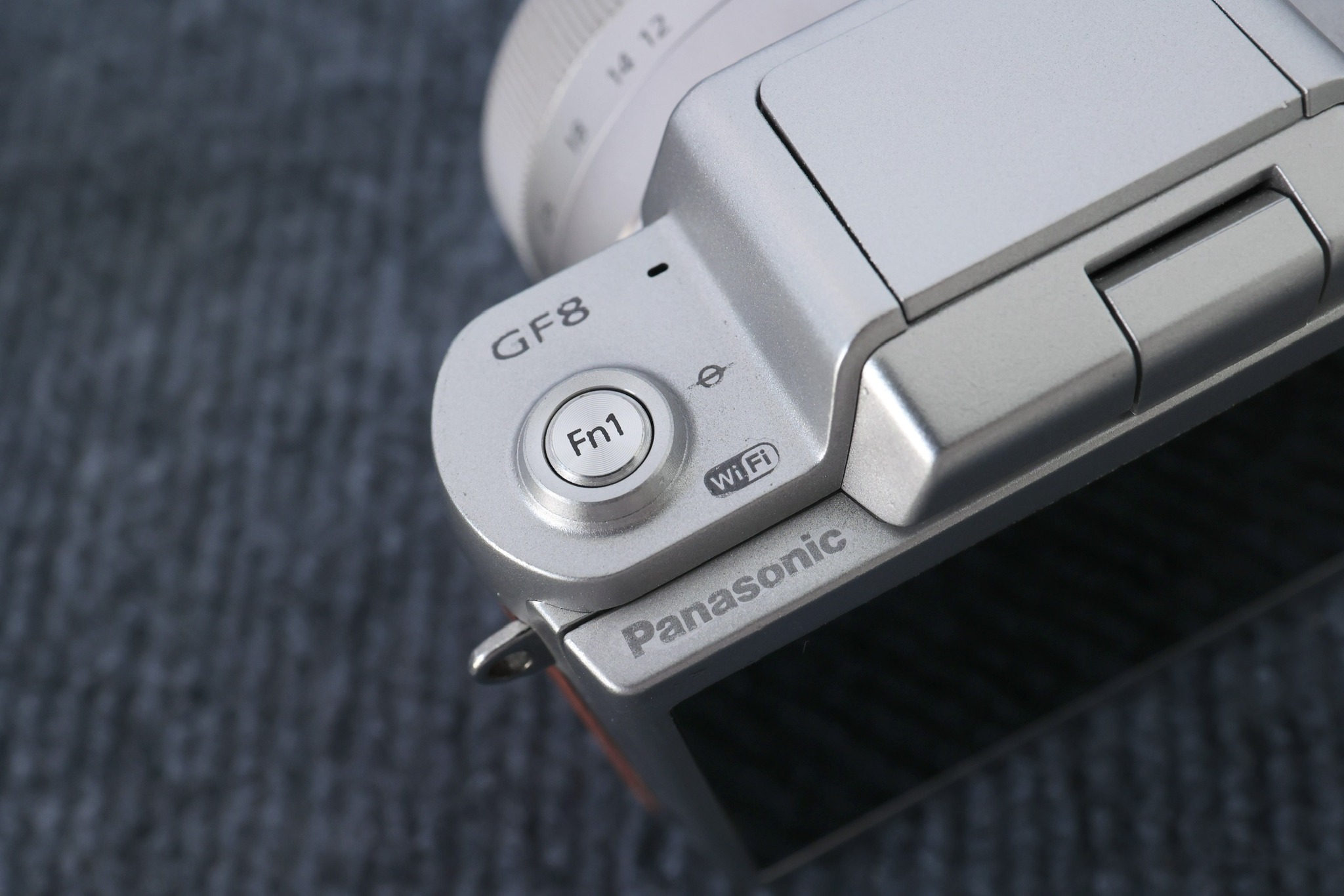 Lumix GF8 hỗ trợ Wi-Fi giúp chia sẻ ảnh, điều khiển từ xa cực kỳ tiện lợi.