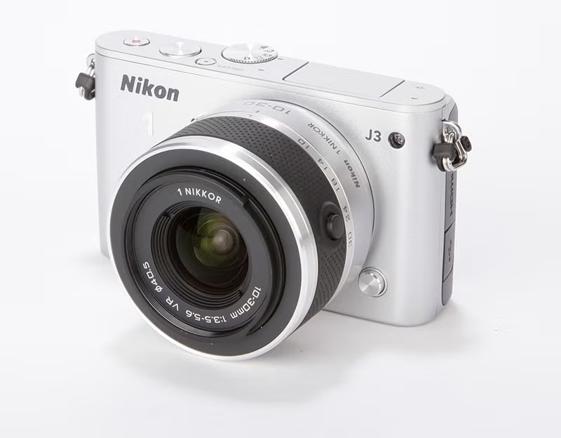 Máy ảnh NIKON J3 với thiết kế nhỏ gọn và màu trắng sang trọng.