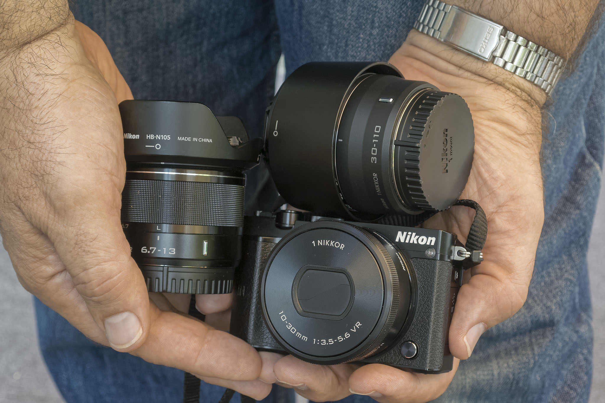 Máy ảnh NIKON J5 với thiết kế nhỏ gọn và màn hình xoay lật.