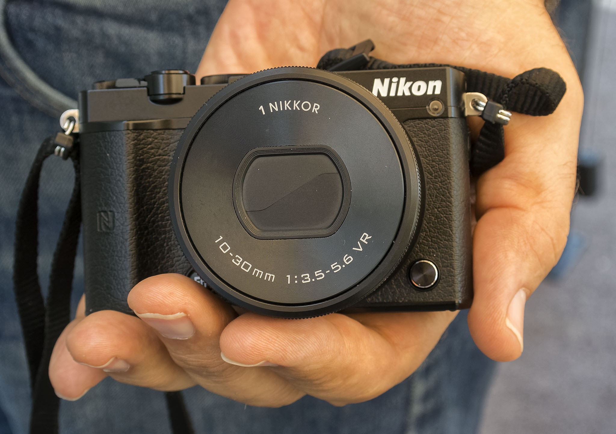 Nikon J5 được trang bị tính năng chia sẻ ảnh qua wifi