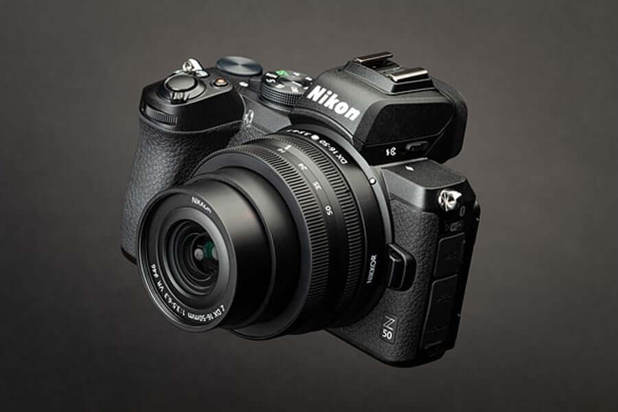 Máy ảnh NIKON Z50 với thiết kế nhỏ gọn, tiện lợi để mang theo khi di chuyển.