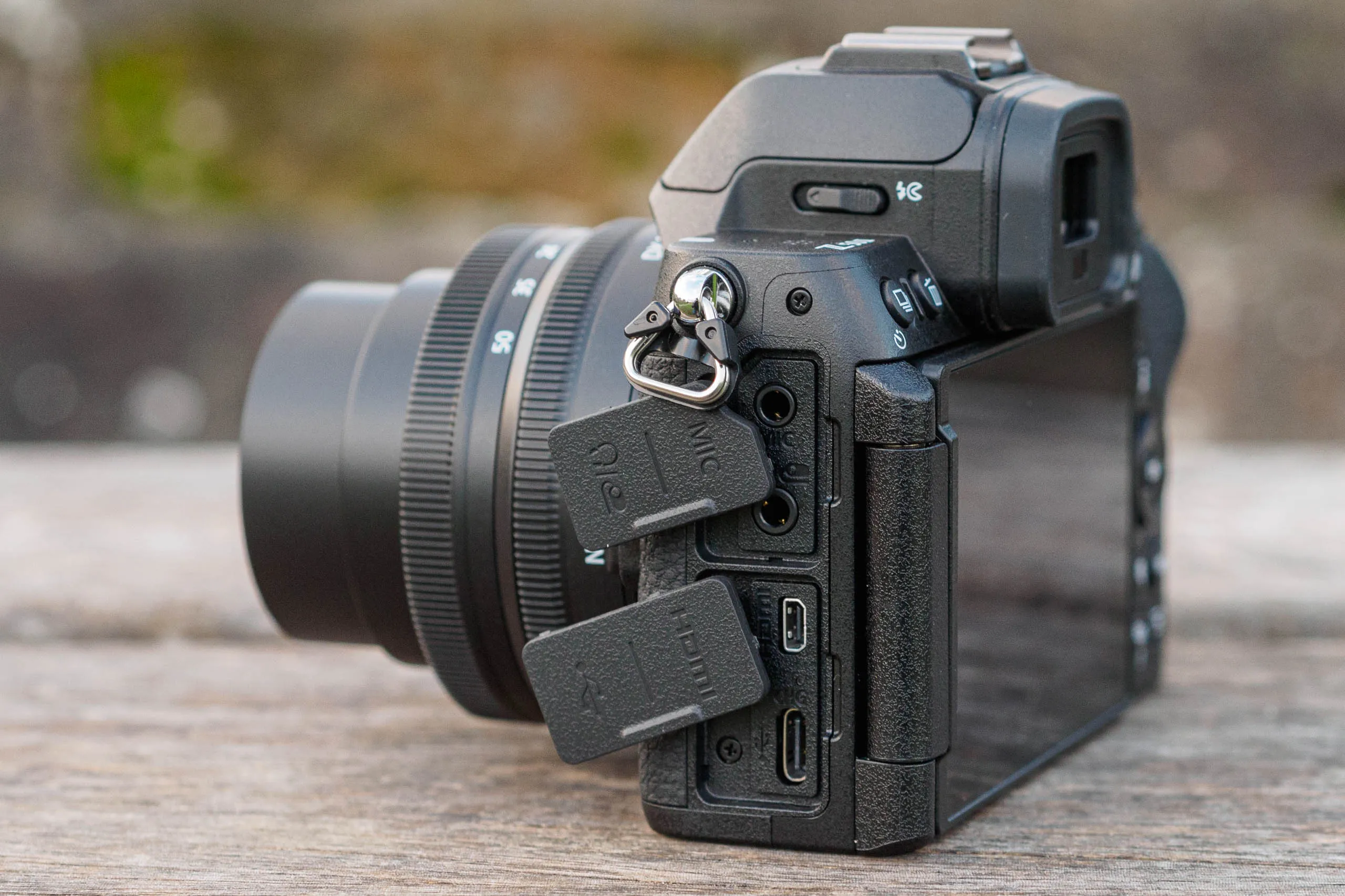 Nikon Z50 II hỗ trợ sạc USB-C, Wi-Fi, Bluetooth và cổng mic – đáp ứng trọn vẹn nhu cầu di động.