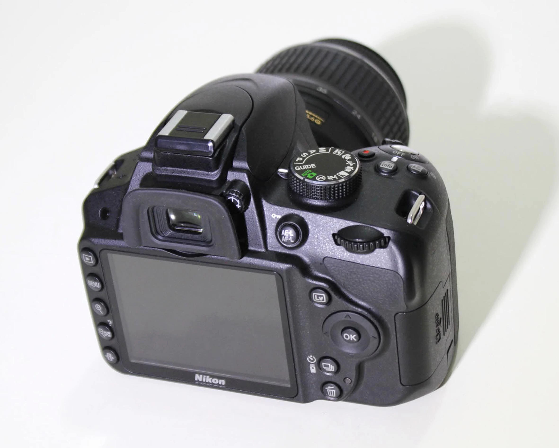 Mặt sau Nikon D3200 với giao diện trực quan, hỗ trợ thao tác dễ dàng.