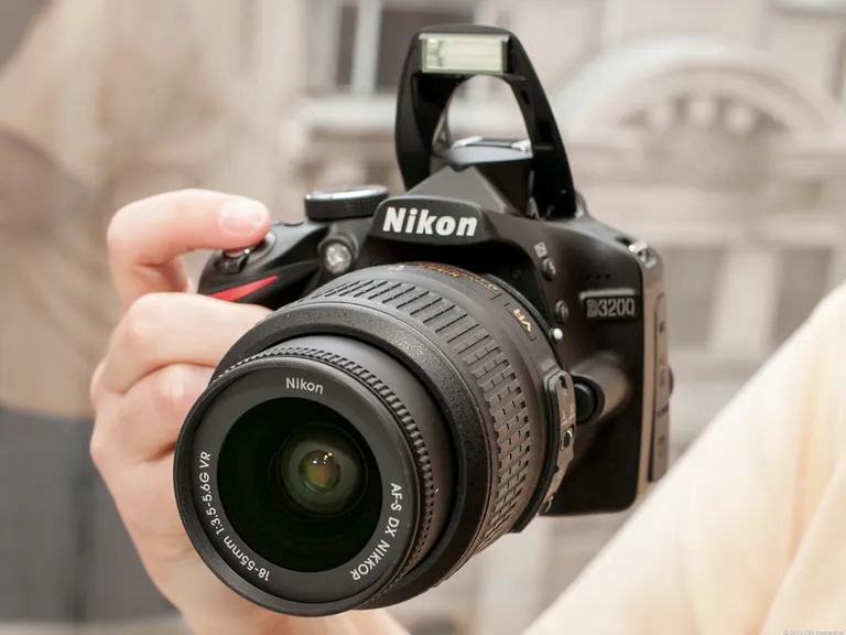 Nikon D3200 đi kèm ống kính 18-55mm – combo lý tưởng cho người mới bắt đầu.
