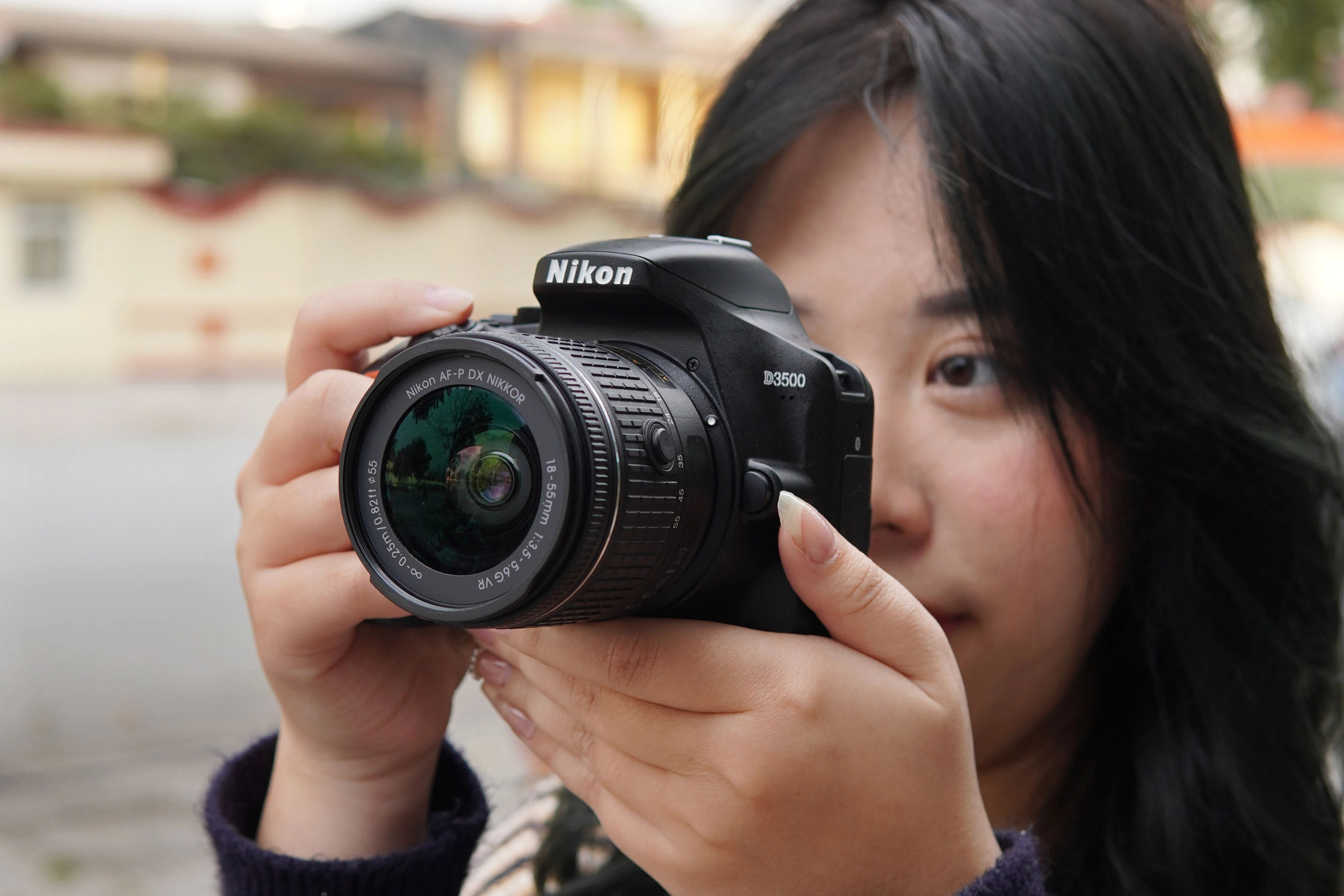 Nikon D3500 chỉ có trọng lượng 365g