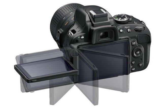 Màn hình xoay lật của Nikon D5100 giúp người dùng dễ dàng chụp ở mọi góc độ.