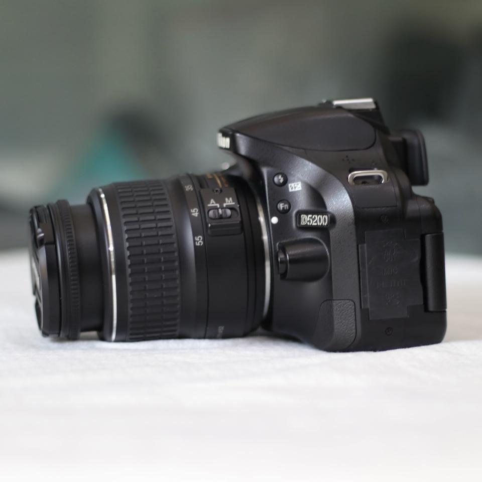 Nikon D5200 với thiết kế hiện đại, nhỏ gọn – thích hợp cho di chuyển.