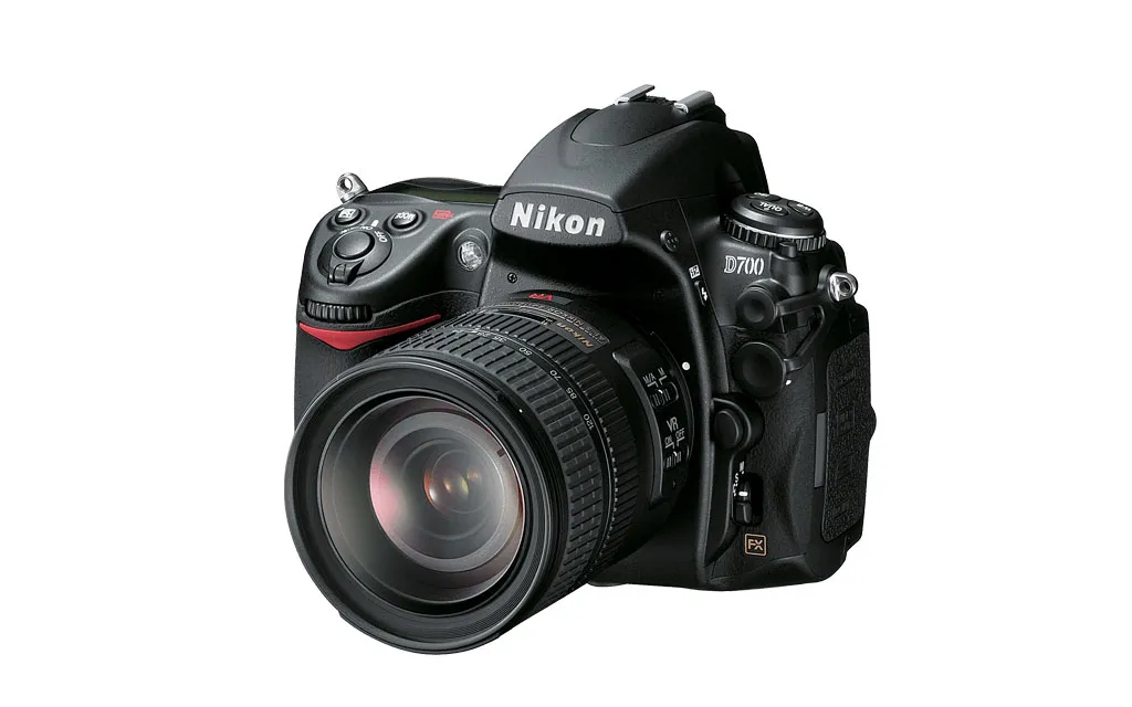 Thân máy Nikon D700 bằng hợp kim magie, thiết kế cứng cáp, chống thời tiết hiệu quả.