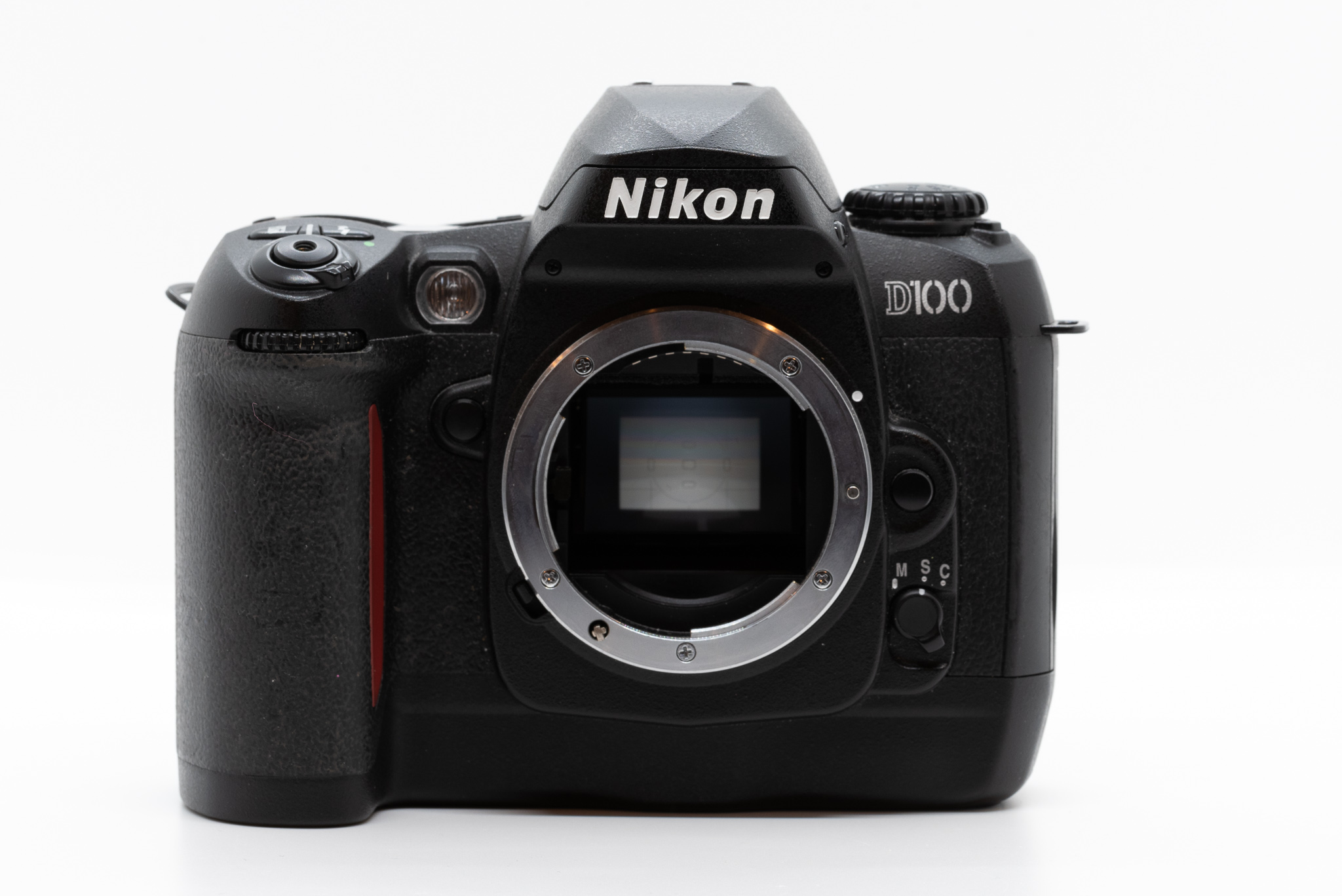 Nikon D100 với thiết kế cổ điển, chắc chắn, thân thiện với người dùng truyền thống.