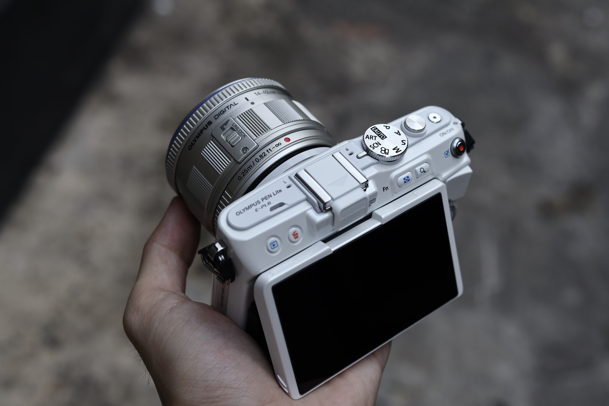 Thiết kế cổ điển nhỏ gọn của Olympus E-PL6 rất phù hợp với nhiếp ảnh đường phố.