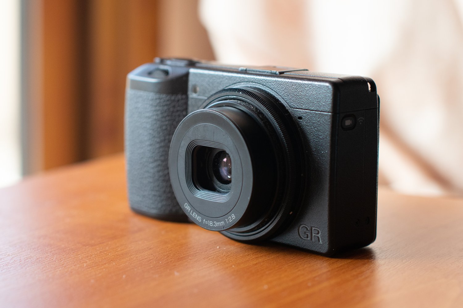 Ricoh GR3 với thiết kế nhỏ gọn, lý tưởng cho các nhiếp ảnh gia di động.