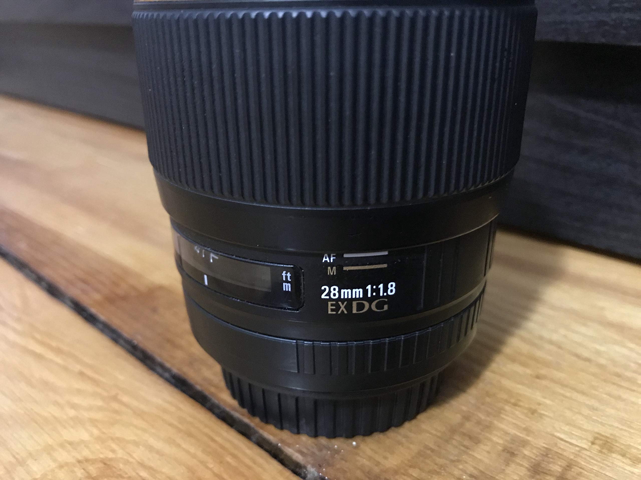 Sigma 28 F1.8 macro