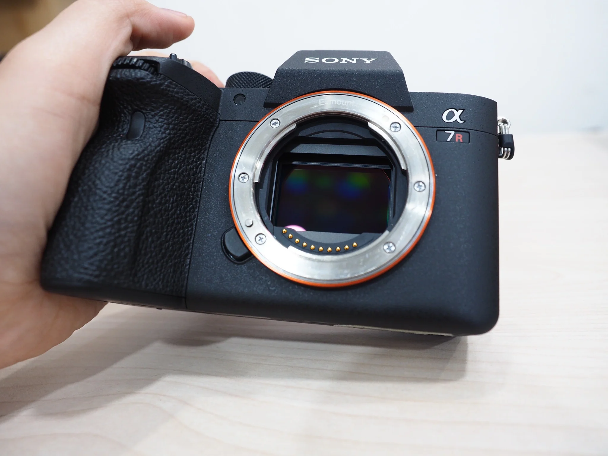 Sony A7R IV với thiết kế báng cầm sâu, mang lại cảm giác cầm nắm chắc chắn.