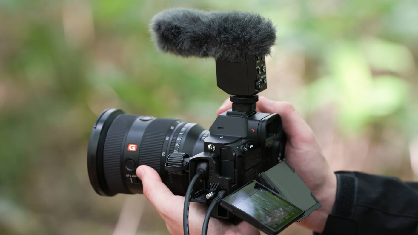 Sony A7R Mark V quay video 8K, kết hợp chống rung 5 trục vượt trội.