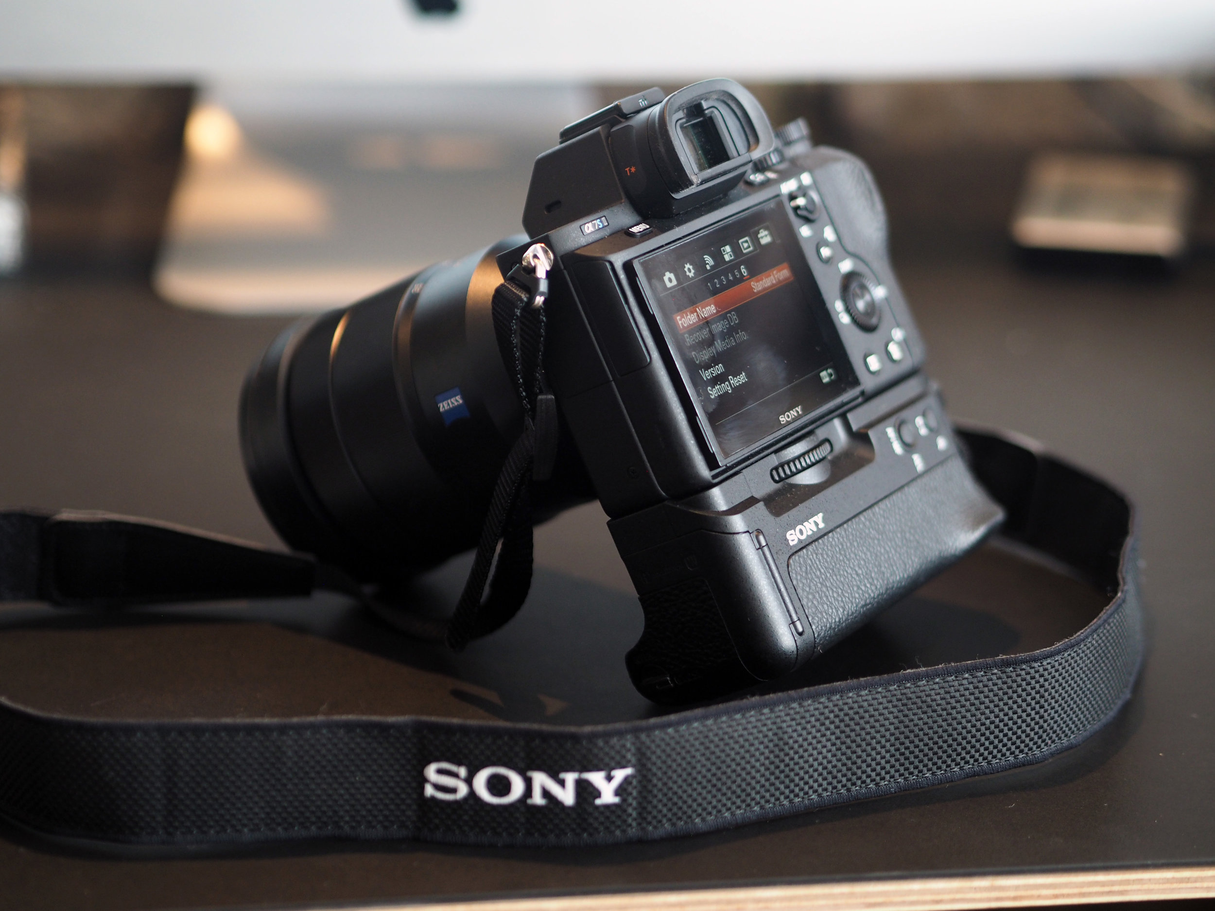 Sony Alpha A7S2 thiết kế nhỏ gọn, hợp kim magie chắc chắn, lý tưởng cho người quay phim cầm tay hoặc di chuyển nhiều.