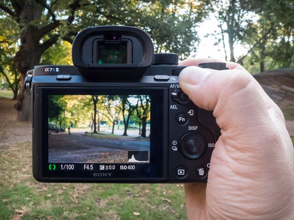 Khả năng chống rung 5 trục giúp Sony A7S2 quay video cầm tay mềm mịn và giảm rung rất tốt khi thiếu thiết bị phụ.
