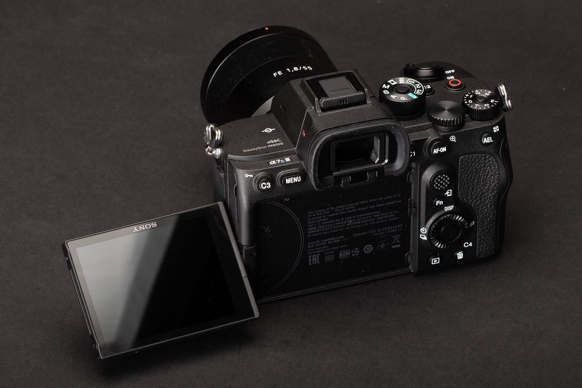 Thiết kế tổng thể Sony A7S3 với màn hình xoay lật linh hoạt hỗ trợ quay nhiều góc độ.