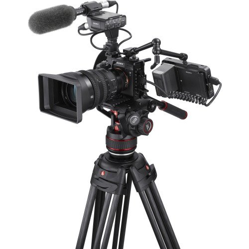 Sony A7S Mark III gắn trên rig quay handheld với khả năng chống rung 5 trục tối ưu.