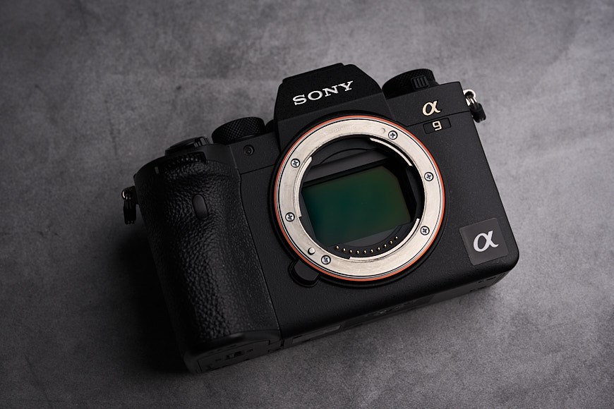 Thân máy Sony A9 II được thiết kế chắc chắn, tối ưu cho thao tác nhanh trong điều kiện khắc nghiệt.