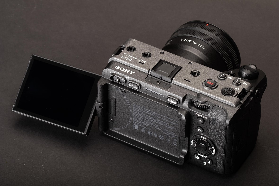 Sony FX30 – Máy ảnh Cinema Line chuyên nghiệp với thiết kế nhỏ gọn.