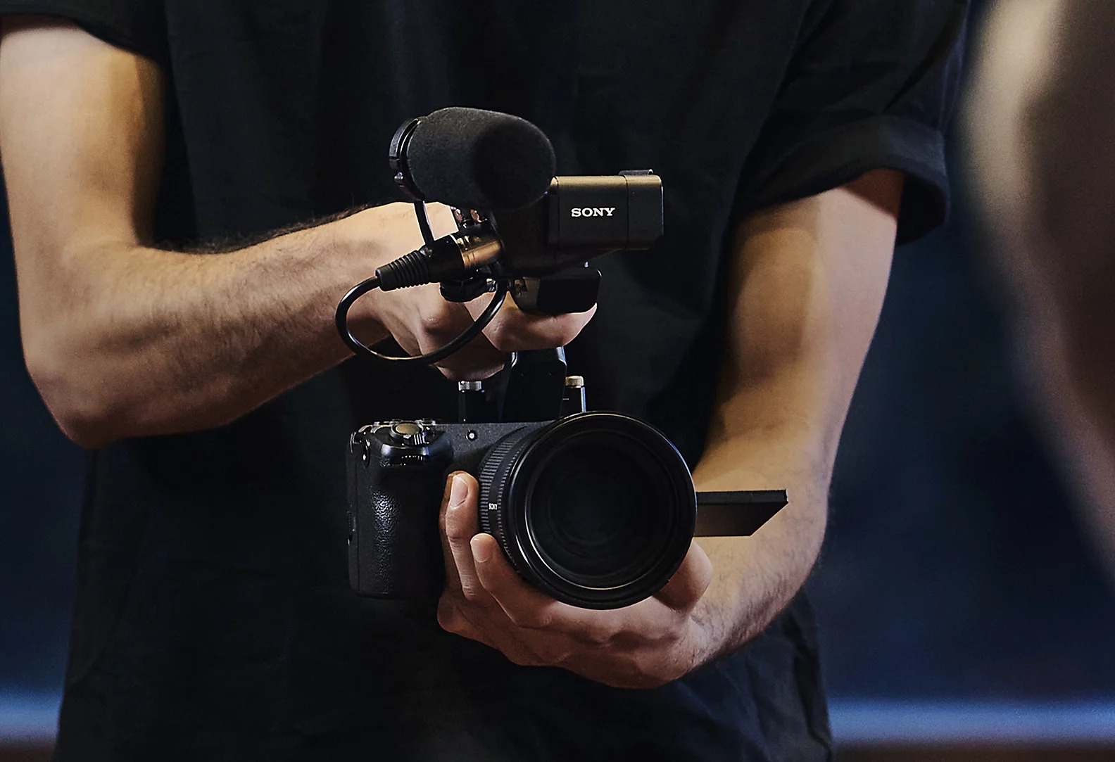 Thiết kế nhỏ gọn và linh hoạt của Sony FX30, lý tưởng cho quay video di động.
