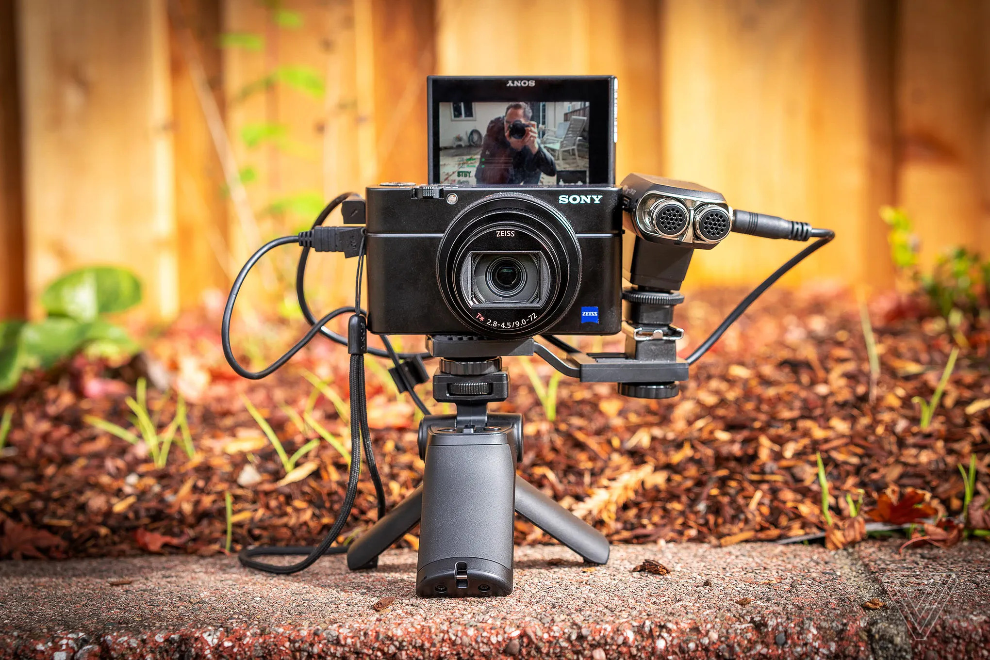 Ống kính Carl Zeiss Vario-Sonnar T với zoom quang học 24-200mm trên Sony RX100 Mark VII