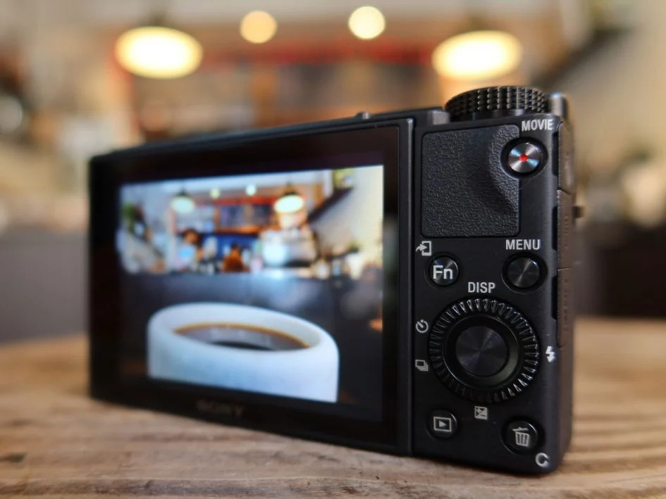 Màn hình LCD 3 inch lật 180 độ, lý tưởng cho chụp ảnh selfie và quay vlog.
