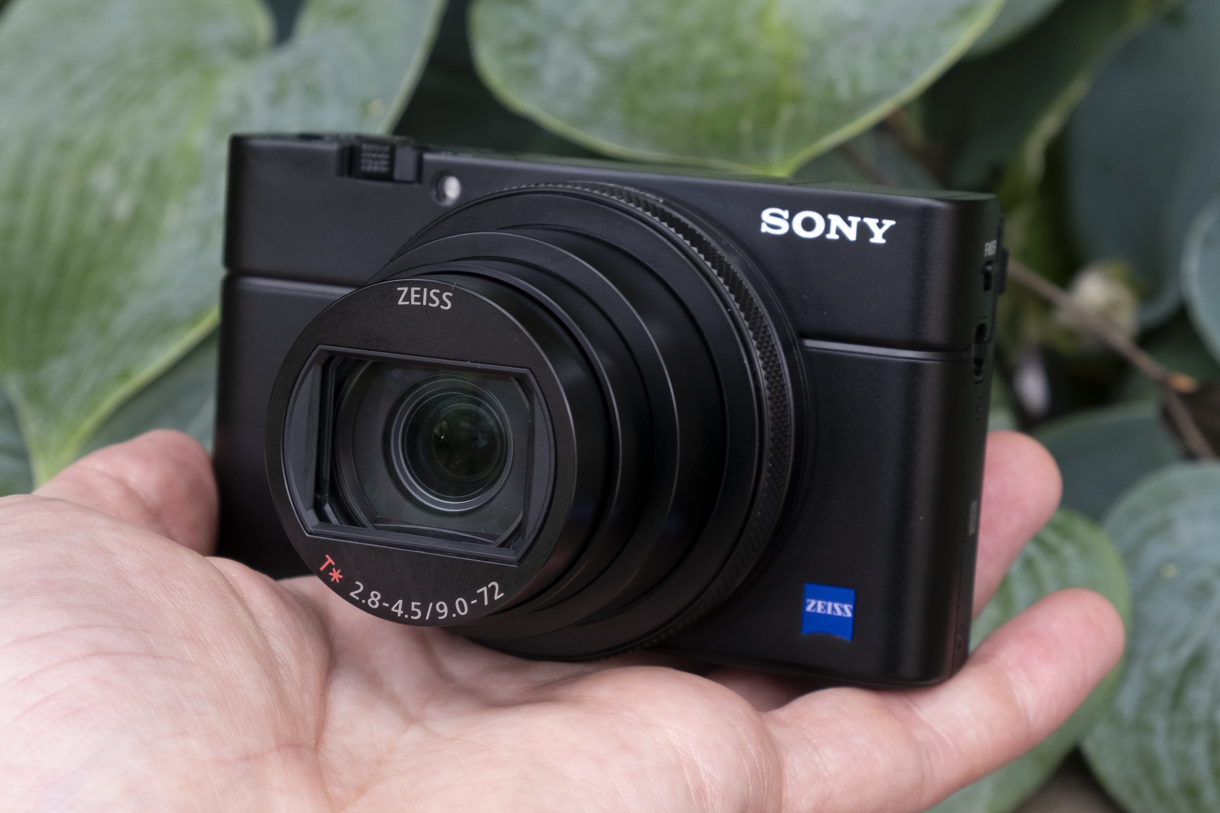 Sony RX100 Mark VII với thiết kế nhỏ gọn, dễ dàng mang theo trong mọi chuyến đi.