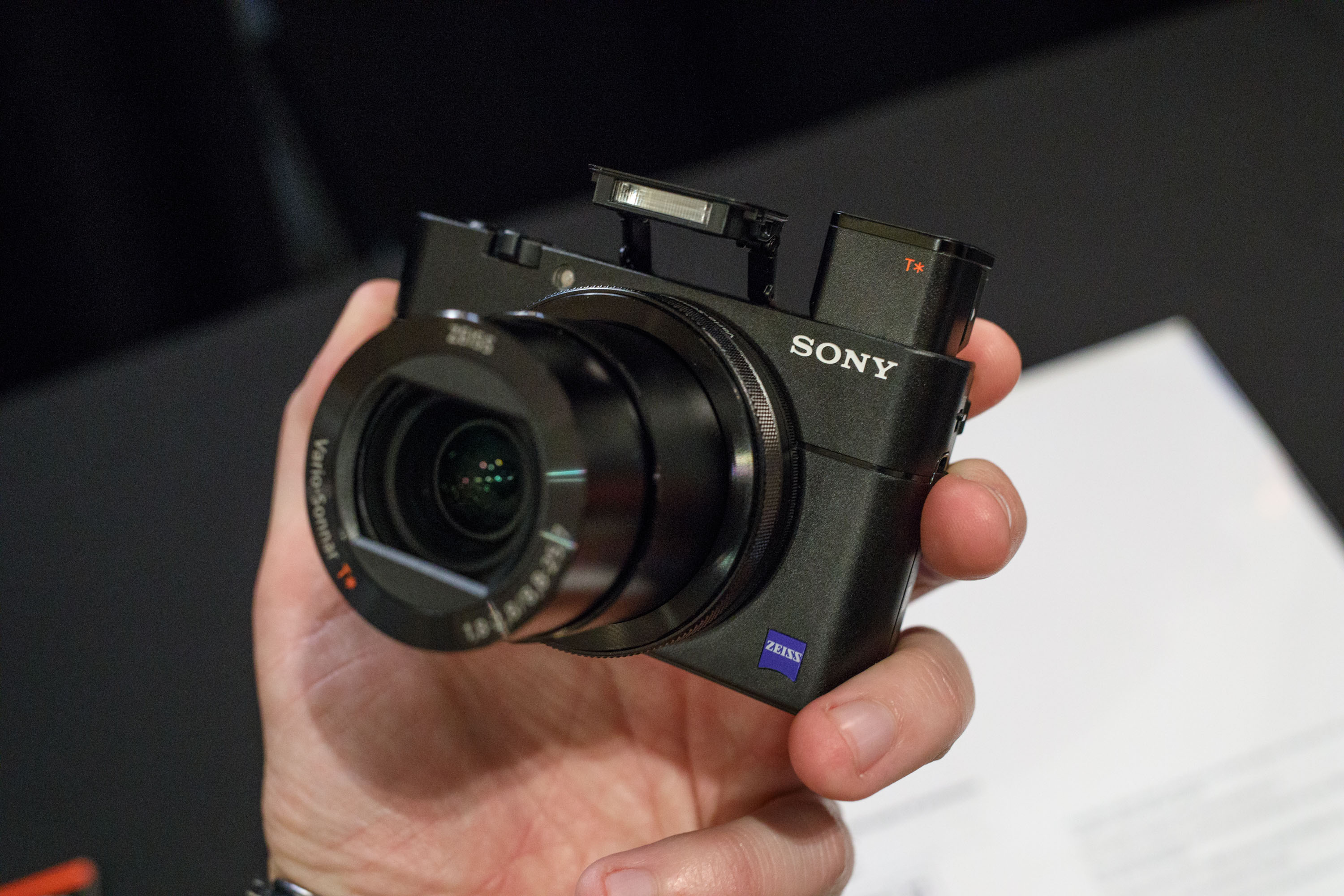 Sony RX100 Mark V với thiết kế nhỏ gọn và ống kính Carl Zeiss nổi bật.
