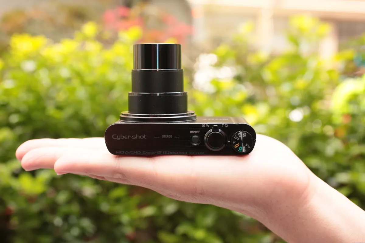 Thiết kế nhỏ gọn và phong cách hiện đại của Sony WX300 – phù hợp mọi phong cách du lịch hoặc đời thường.