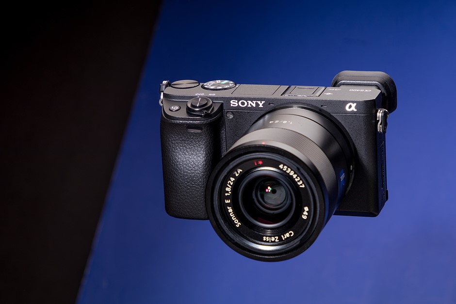 Máy ảnh Sony A6400 nặng khoảng 403g