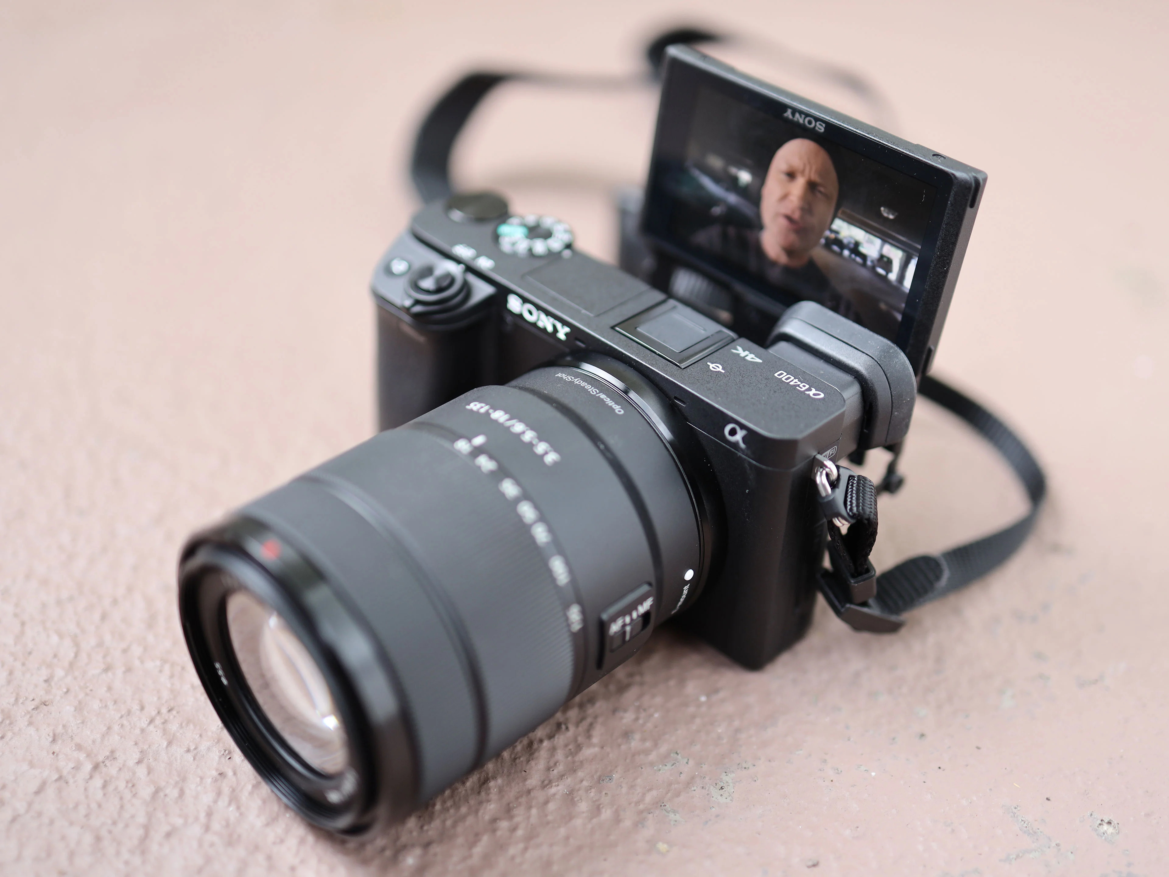 A6400 được trang bị màn hình LCD 3.0 inch, độ phân giải 921.6k điểm ảnh