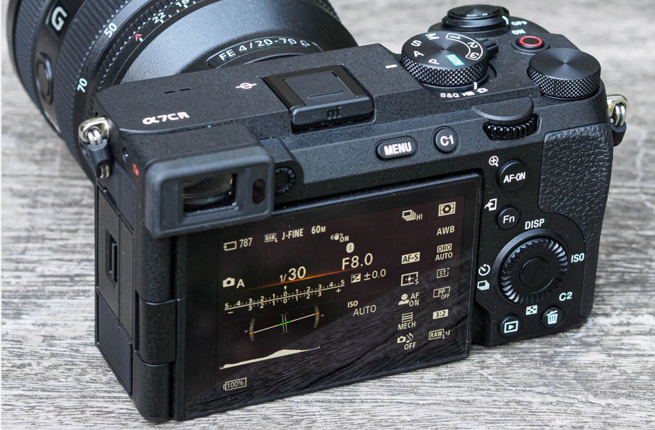 Sony A7CR có thể chụp liên tiếp lên đến 8 khung hình mỗi giây