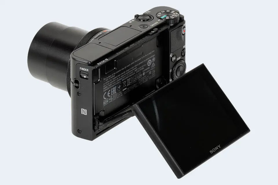 Màn hình LCD 3 inch lật, lý tưởng cho quay vlog và selfie sáng tạo.