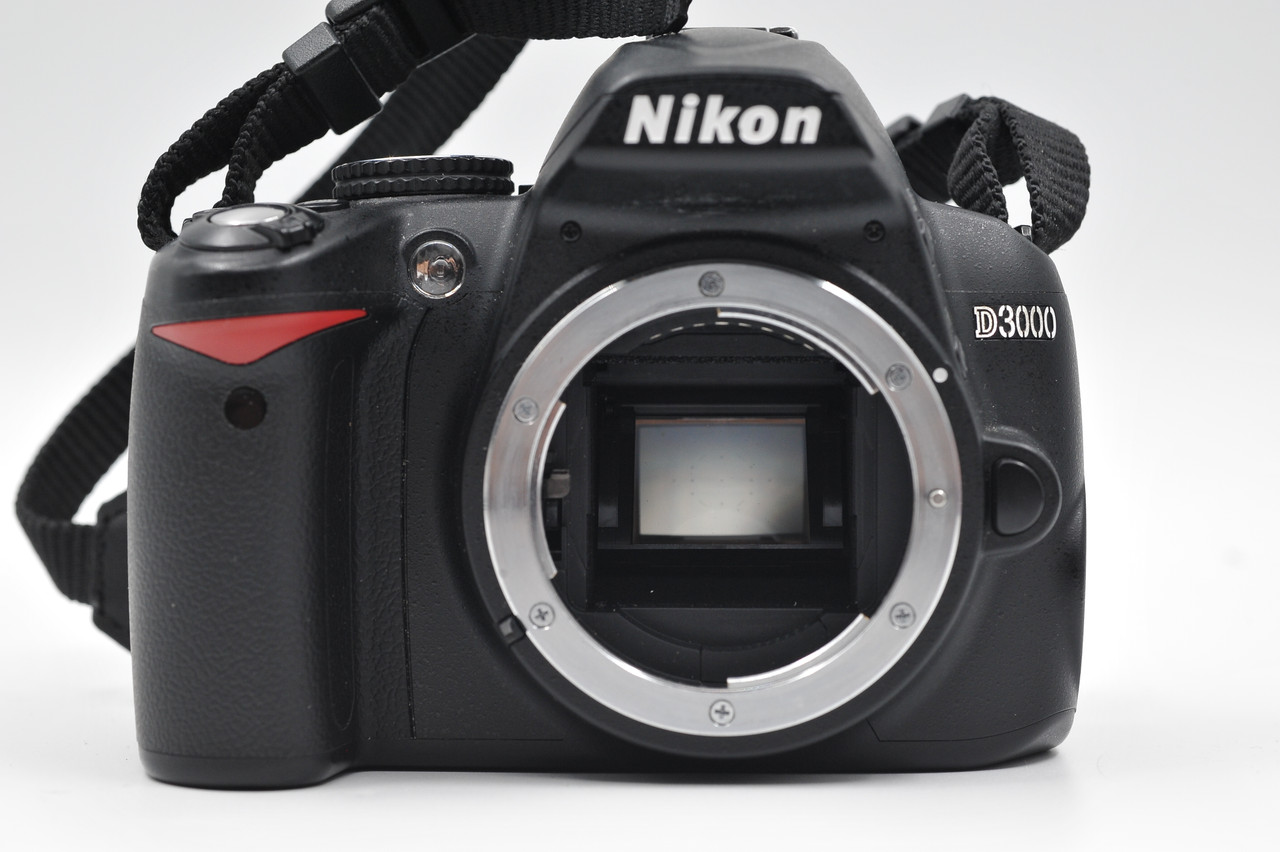 Cảm biến CMOS 10.2MP của Nikon D3000 cho hình ảnh sắc nét và sống động.